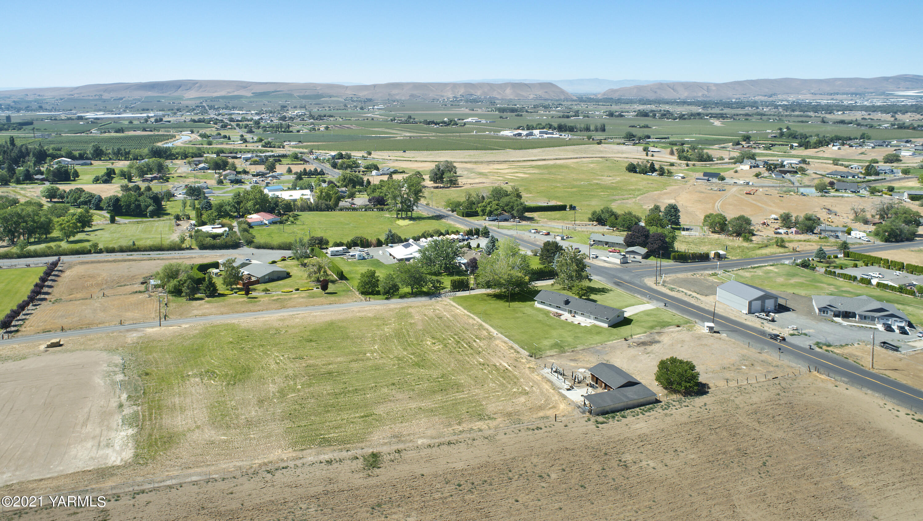 413 Wendt Road Yakima, WA 98901 - Photo 21 of 24 an aerial view of a houses with a yard