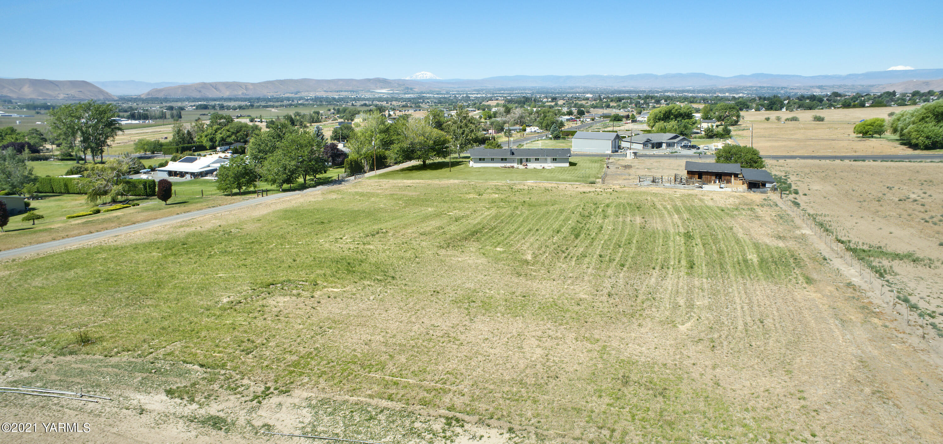 413 Wendt Road Yakima, WA 98901 - Photo 22 of 24 an aerial view of ocean with residential houses with outdoor space and swimming pool