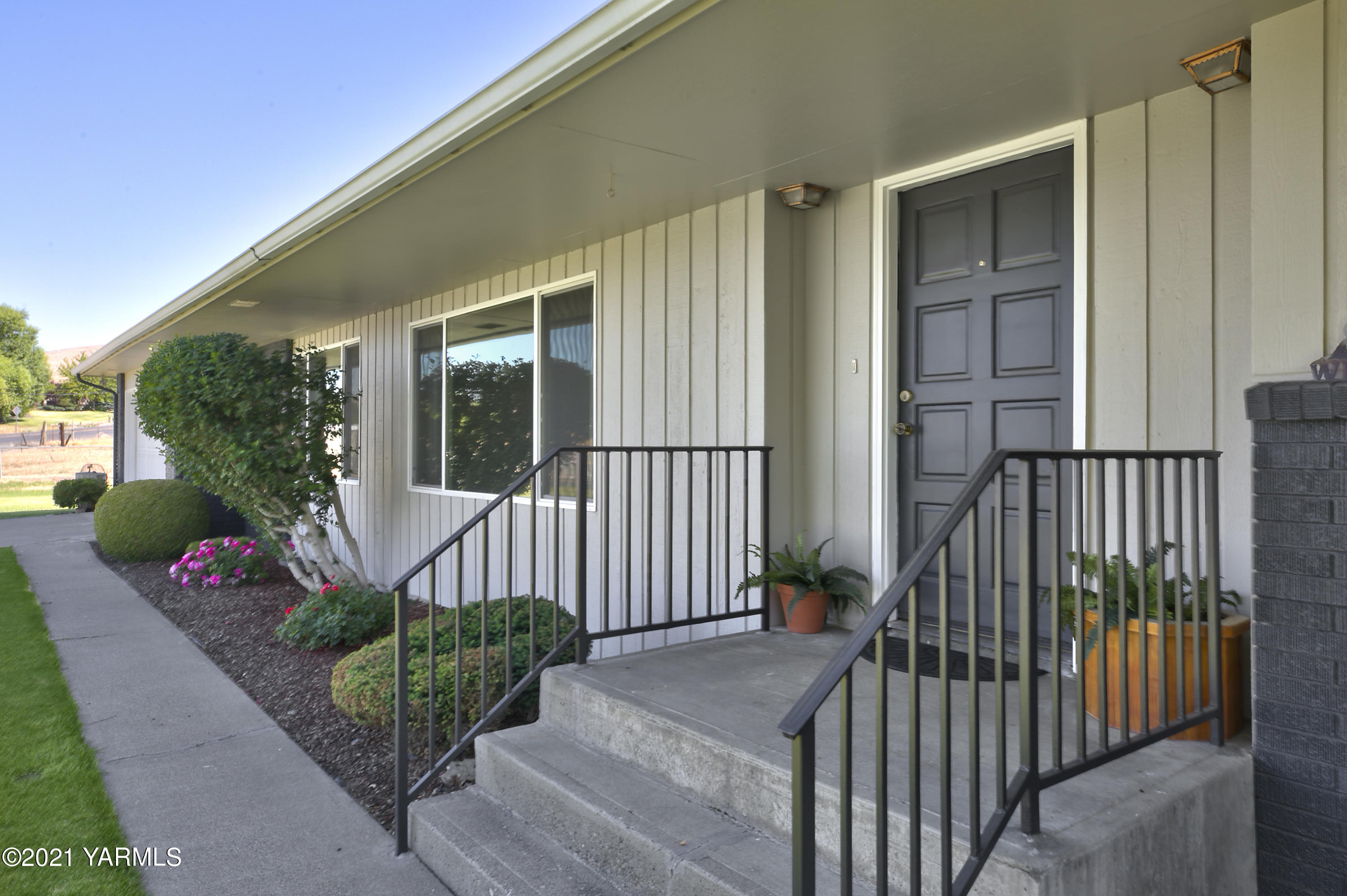 413 Wendt Road Yakima, WA 98901 - Photo 4 of 24 a view of a balcony with potted plants