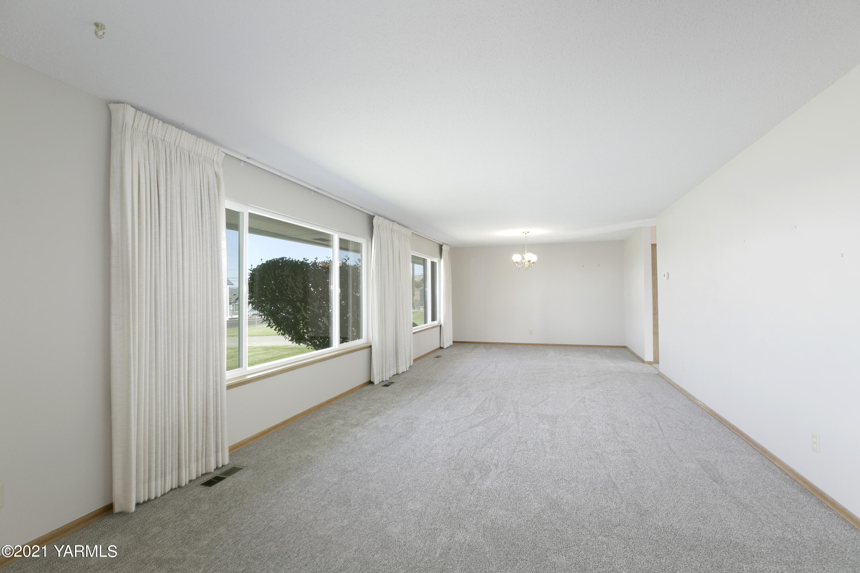 413 Wendt Road Yakima, WA 98901 - Photo 5 of 24 a view of a big room with windows and yard