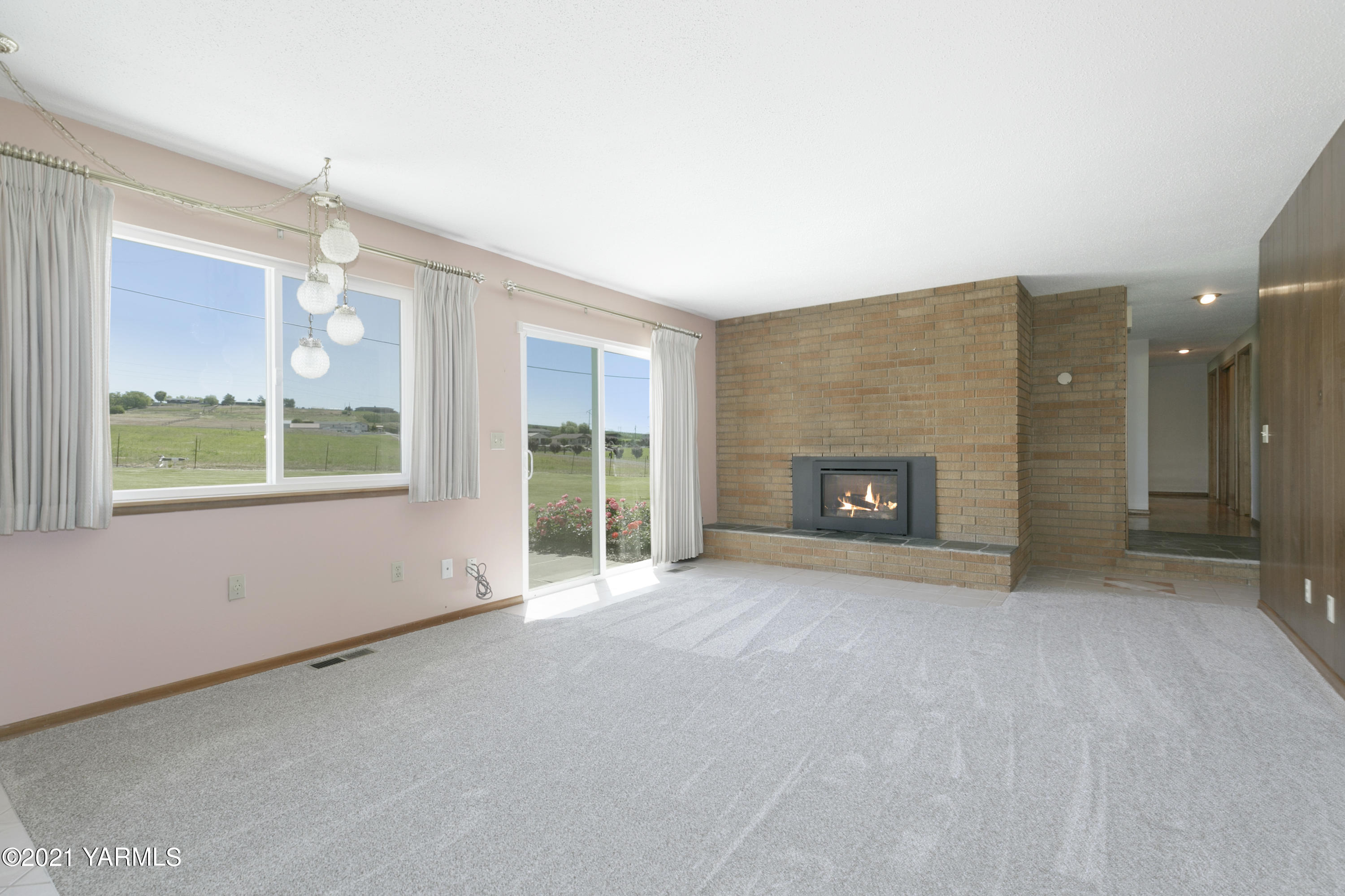 413 Wendt Road Yakima, WA 98901 - Photo 6 of 24 en empty room with windows and fireplace