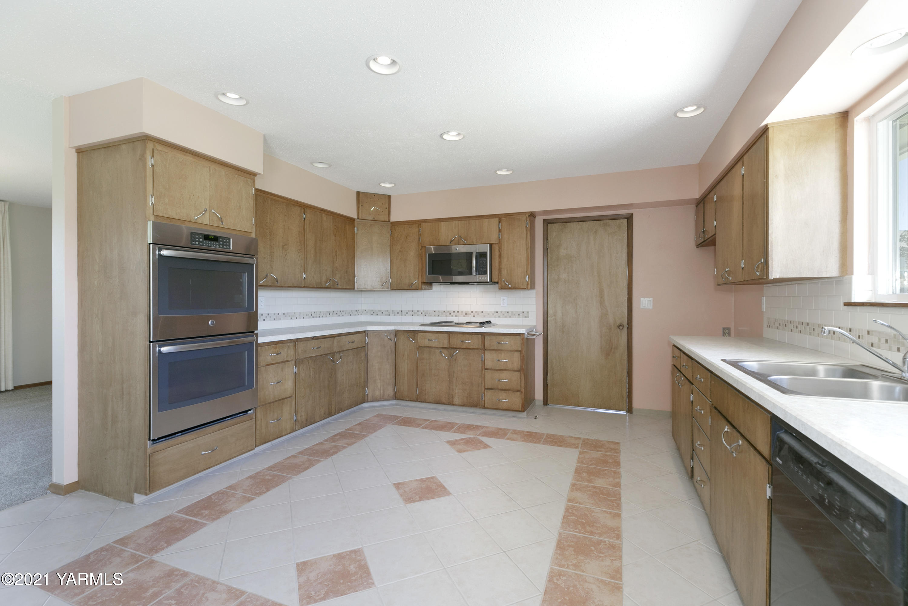 413 Wendt Road Yakima, WA 98901 - Photo 8 of 24 a large kitchen with a stove a sink dishwasher a refrigerator and a oven with wooden floor