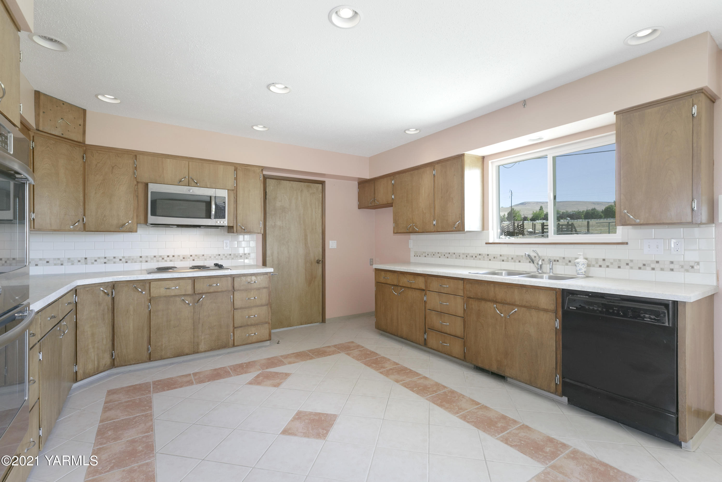 413 Wendt Road Yakima, WA 98901 - Photo 9 of 24 a kitchen with granite countertop a sink stove and cabinets