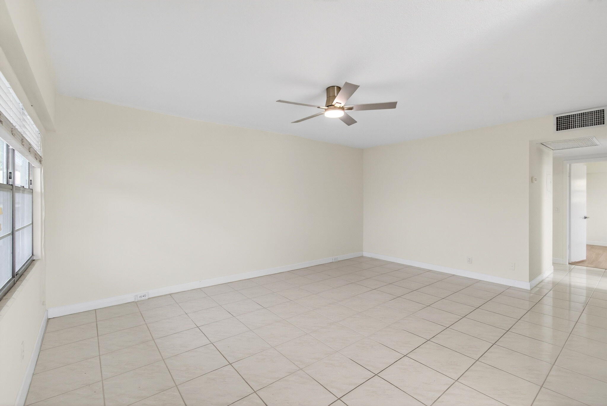 374 Brighton I, Unit 374 Boca Raton, FL 33434 - Photo 10 of 83 Living Room