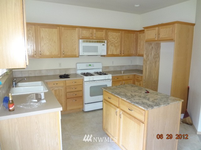 3813 Northeast 14th Street Renton, WA 98056 - Photo 4 of 12 Gallery Image 4