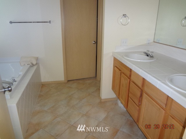 3813 Northeast 14th Street Renton, WA 98056 - Photo 5 of 12 Gallery Image 5