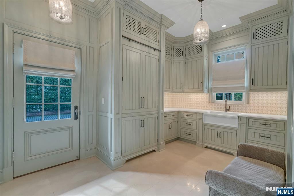 480 Knollwood Road Ridgewood, NJ 07450 - Photo 15 of 50 a large kitchen with a window