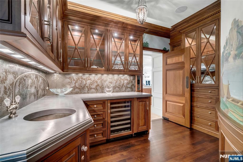 480 Knollwood Road Ridgewood, NJ 07450 - Photo 6 of 50 a kitchen with a refrigerator and a sink