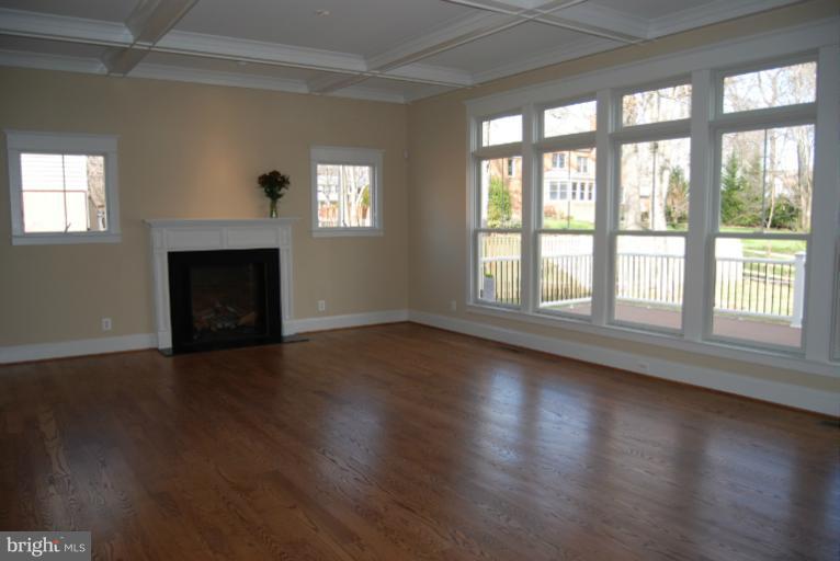 1014 Aponi Road Southeast Vienna, VA 22180 - Photo 11 of 30 Family Room