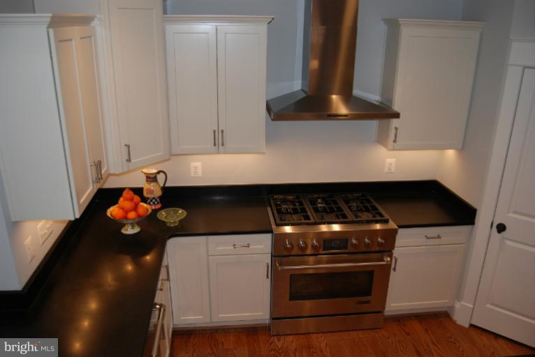 1014 Aponi Road Southeast Vienna, VA 22180 - Photo 12 of 30 Kitchen