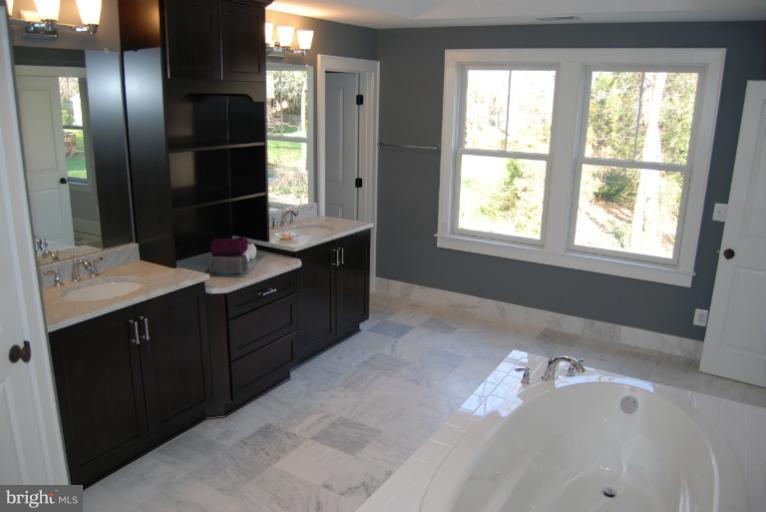 1014 Aponi Road Southeast Vienna, VA 22180 - Photo 15 of 30 Bath (Master)