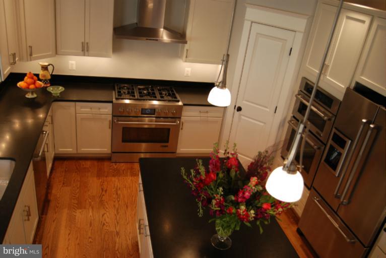 1014 Aponi Road Southeast Vienna, VA 22180 - Photo 19 of 30 Kitchen