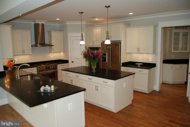 1014 Aponi Road Southeast Vienna, VA 22180 - Photo 20 of 30 Kitchen