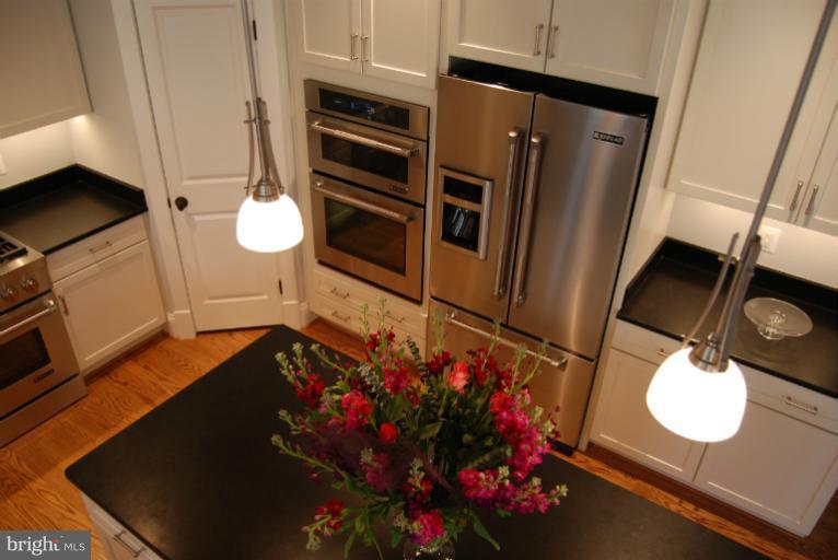 1014 Aponi Road Southeast Vienna, VA 22180 - Photo 24 of 30 Kitchen