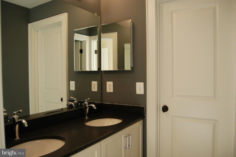 1014 Aponi Road Southeast Vienna, VA 22180 - Photo 27 of 30 Bath