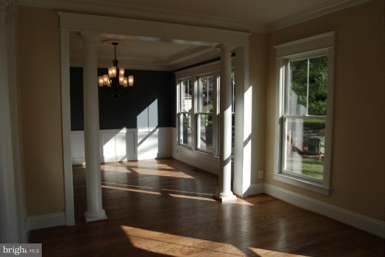 1014 Aponi Road Southeast Vienna, VA 22180 - Photo 10 of 30 Living Room