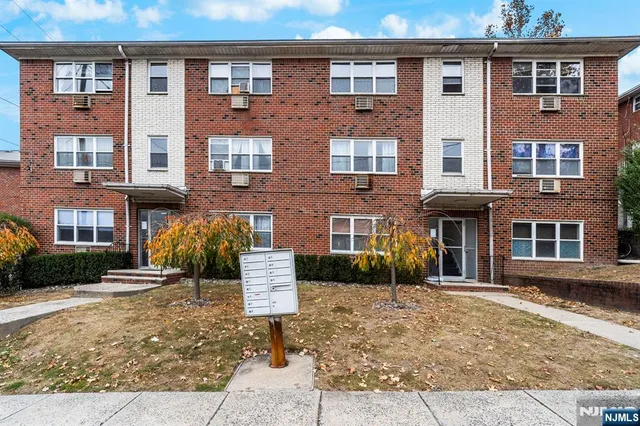$2,575 | 313 Grantwood Boulevard, Unit 10, Palisades Park, NJ 07650