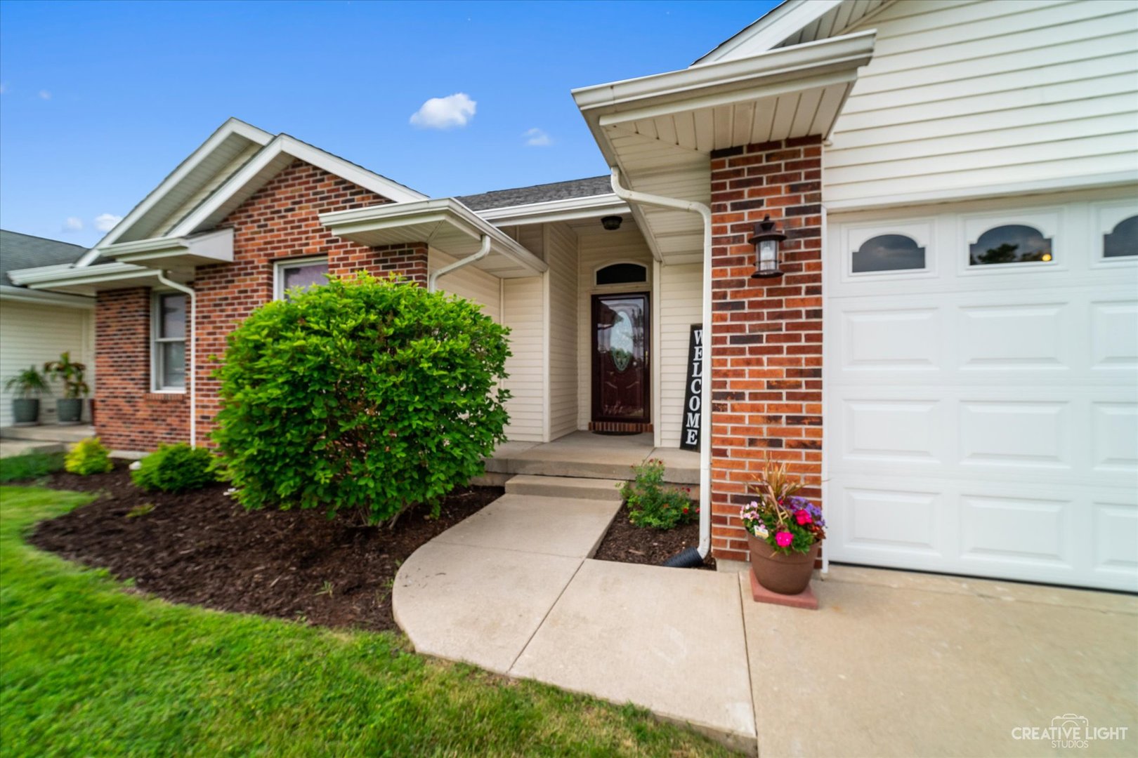 401 Lake Lida Lane Rochelle, IL 61068 - Photo 2 of 20 a front view of a house with garden
