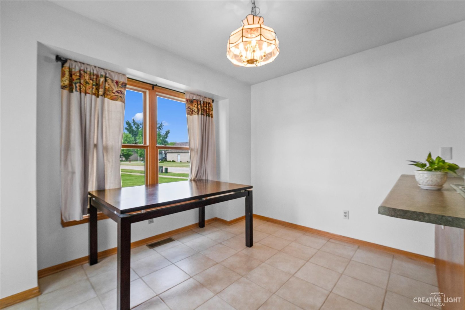 401 Lake Lida Lane Rochelle, IL 61068 - Photo 5 of 20 a room with furniture and window