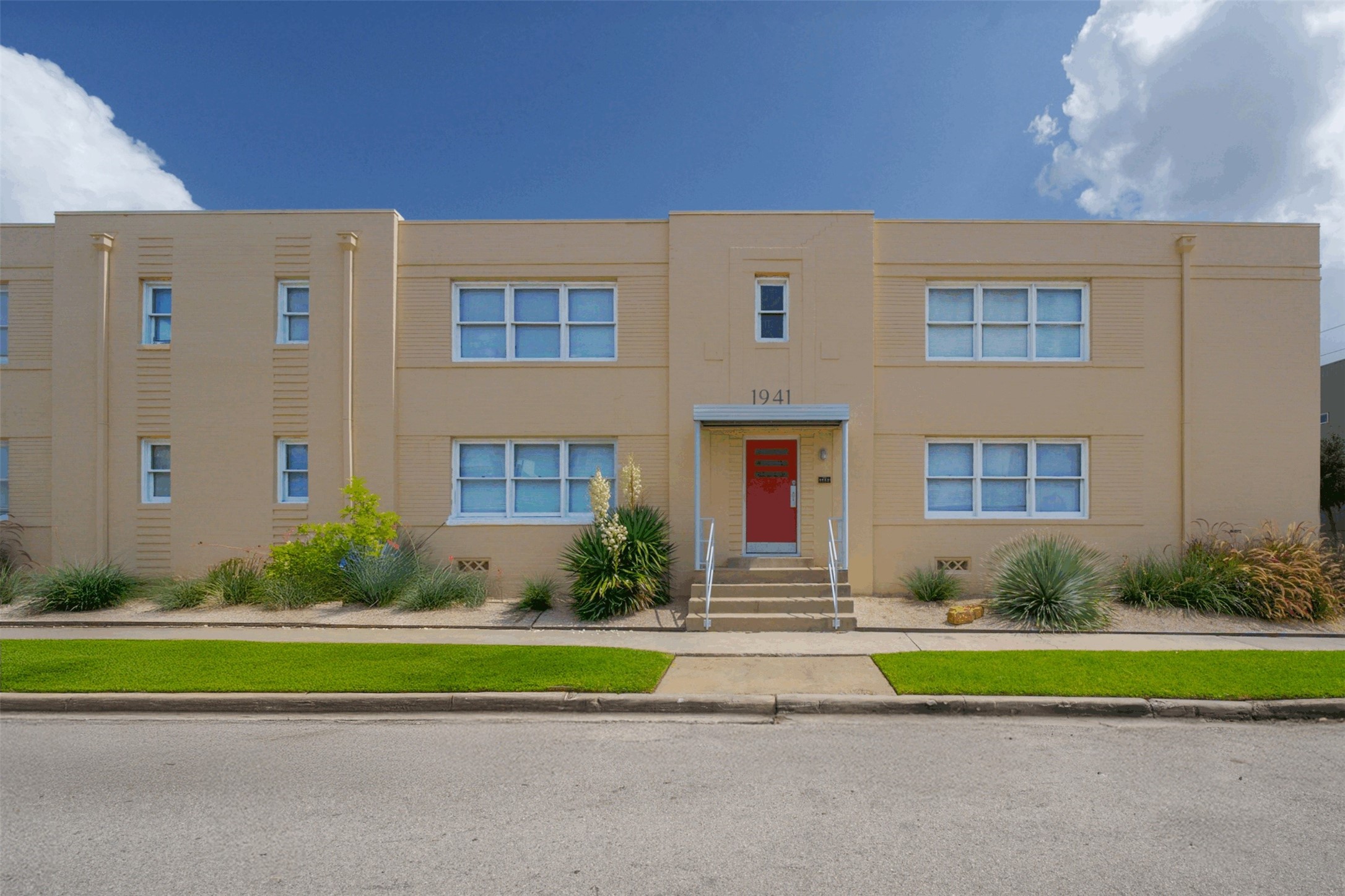 1917 Prospect Street, Unit 1 Houston, TX 77004 - Photo 2 of 16 a house view with garden space