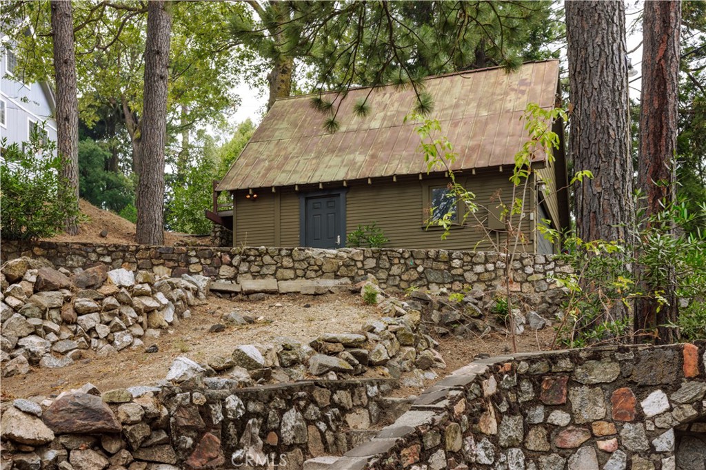 22771 Crest Forest Drive Crestline, CA 92325 - Photo 23 of 26 an outdoor space with wooden fence