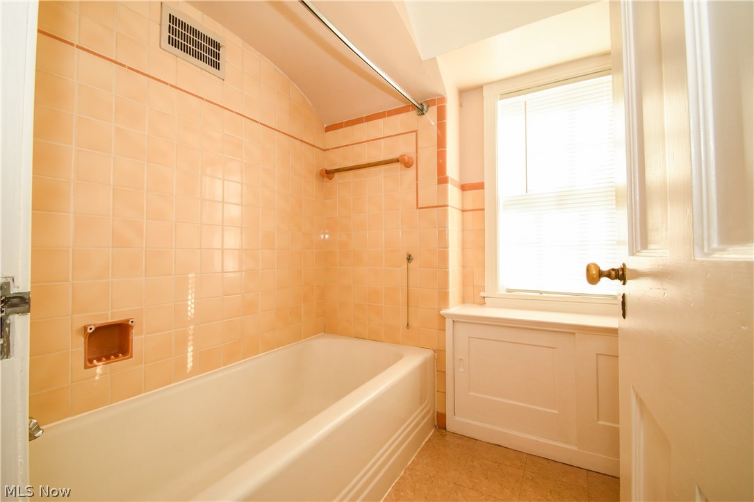 1543 Kew Road Cleveland, OH 44118 - Photo 28 of 33