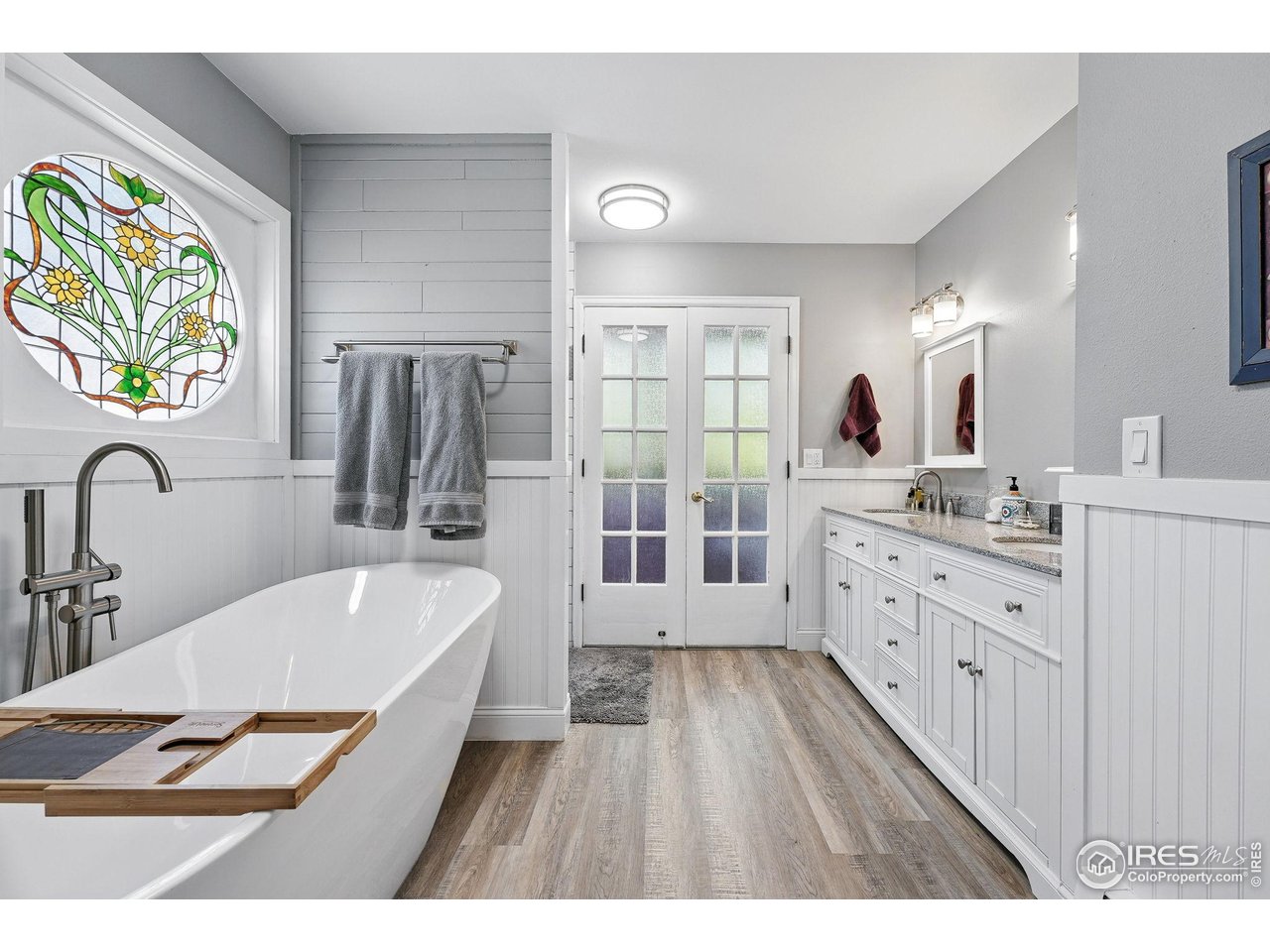 6850 Frying Pan Road Boulder, CO 80301 - Photo 18 of 40 Primary suite freshly updated bathroom with soaking tub