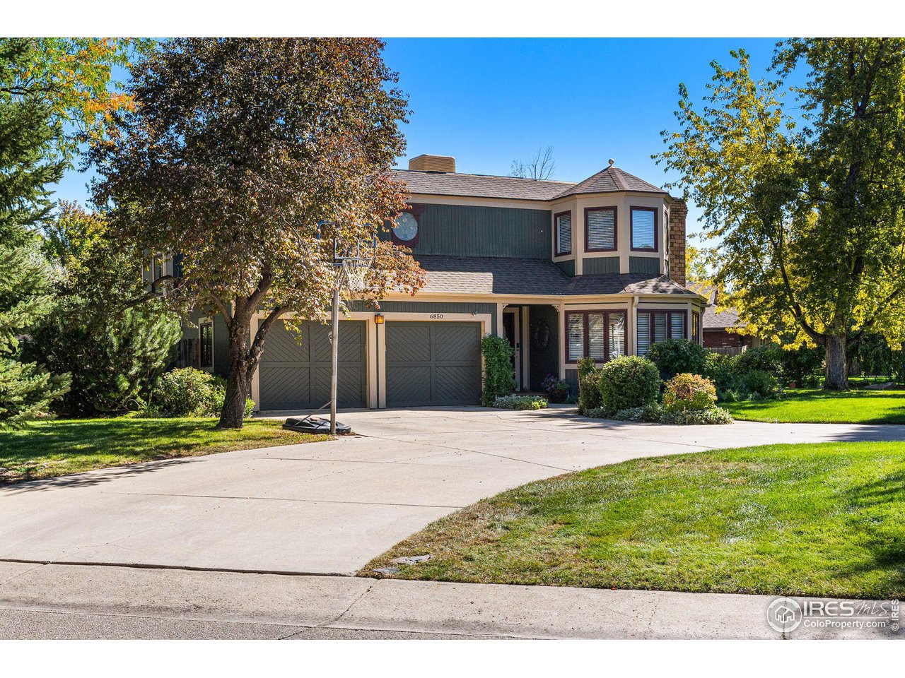 6850 Frying Pan Road Boulder, CO 80301 - Photo 3 of 40 This home is complete with a circular driveway for added convenience