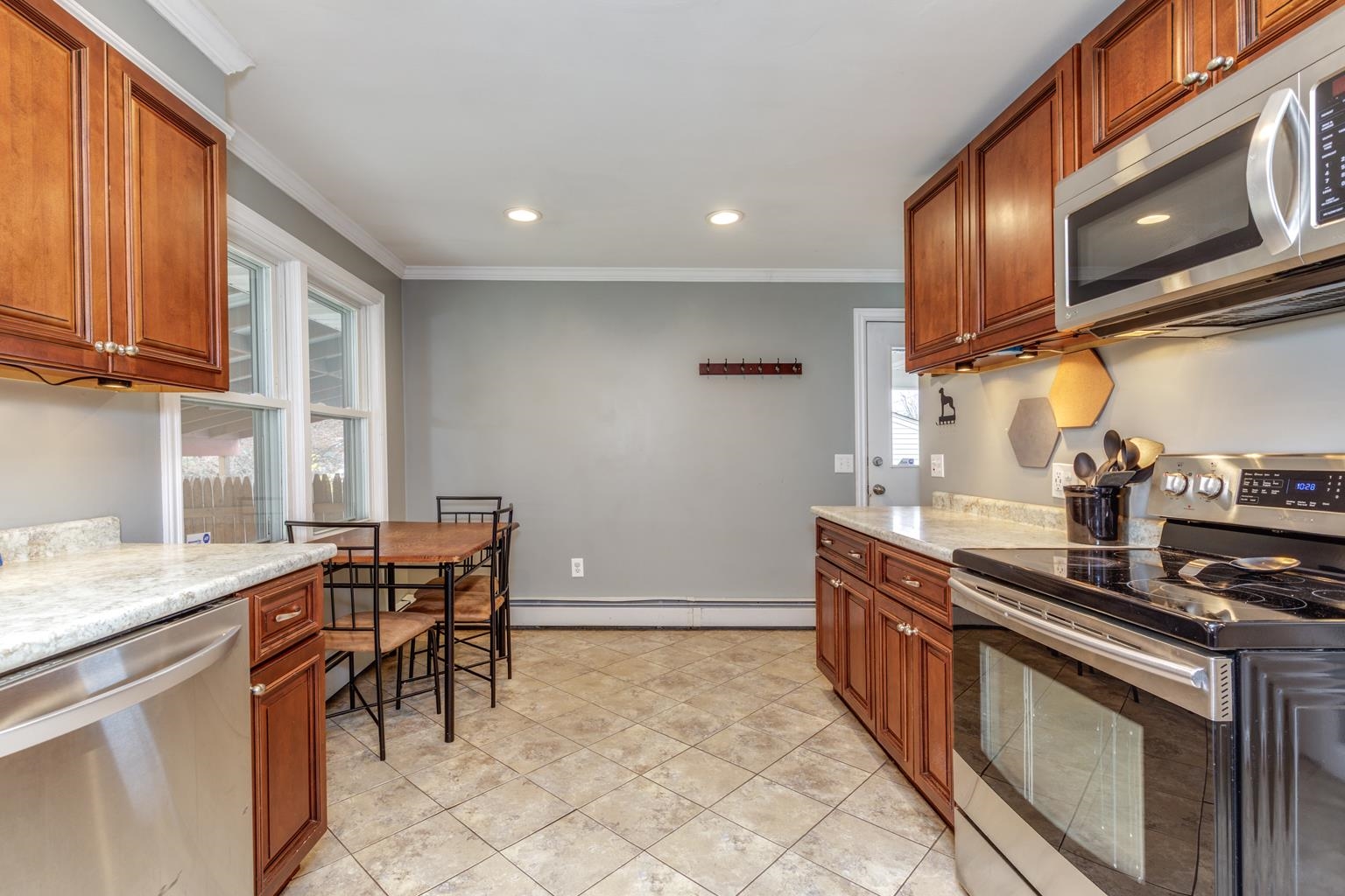 49 Devco Drive Manchester, NH 03103 - Photo 7 of 38