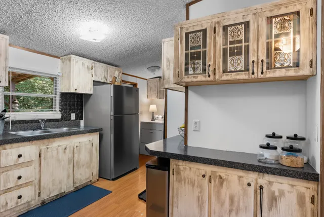 a view of entryway and kitchen
