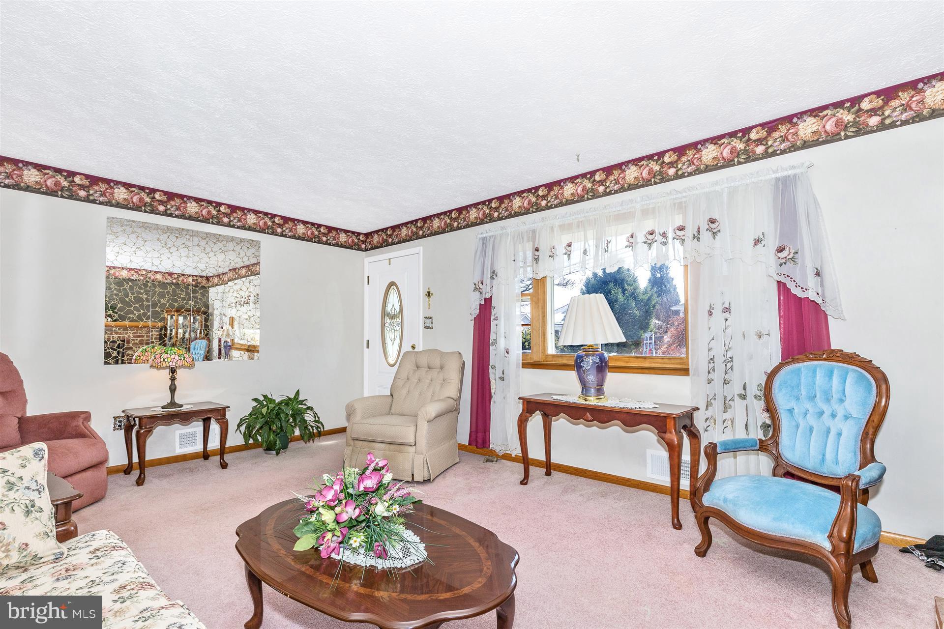 909 Chestnut Street Frederick, MD 21703 - Photo 3 of 29 Living Room