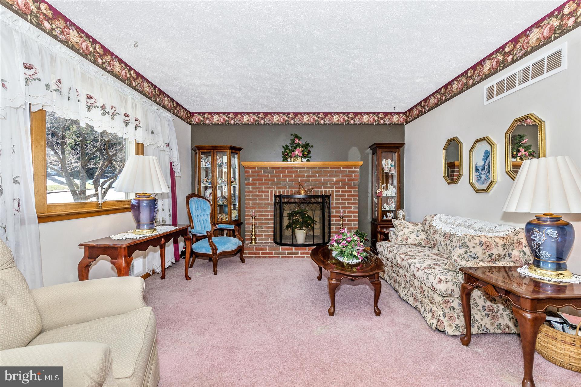 909 Chestnut Street Frederick, MD 21703 - Photo 5 of 29 Living Room