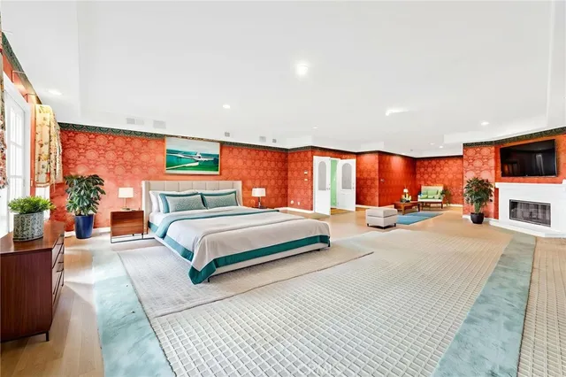 a view of a livingroom with a ceiling fan and wooden floor