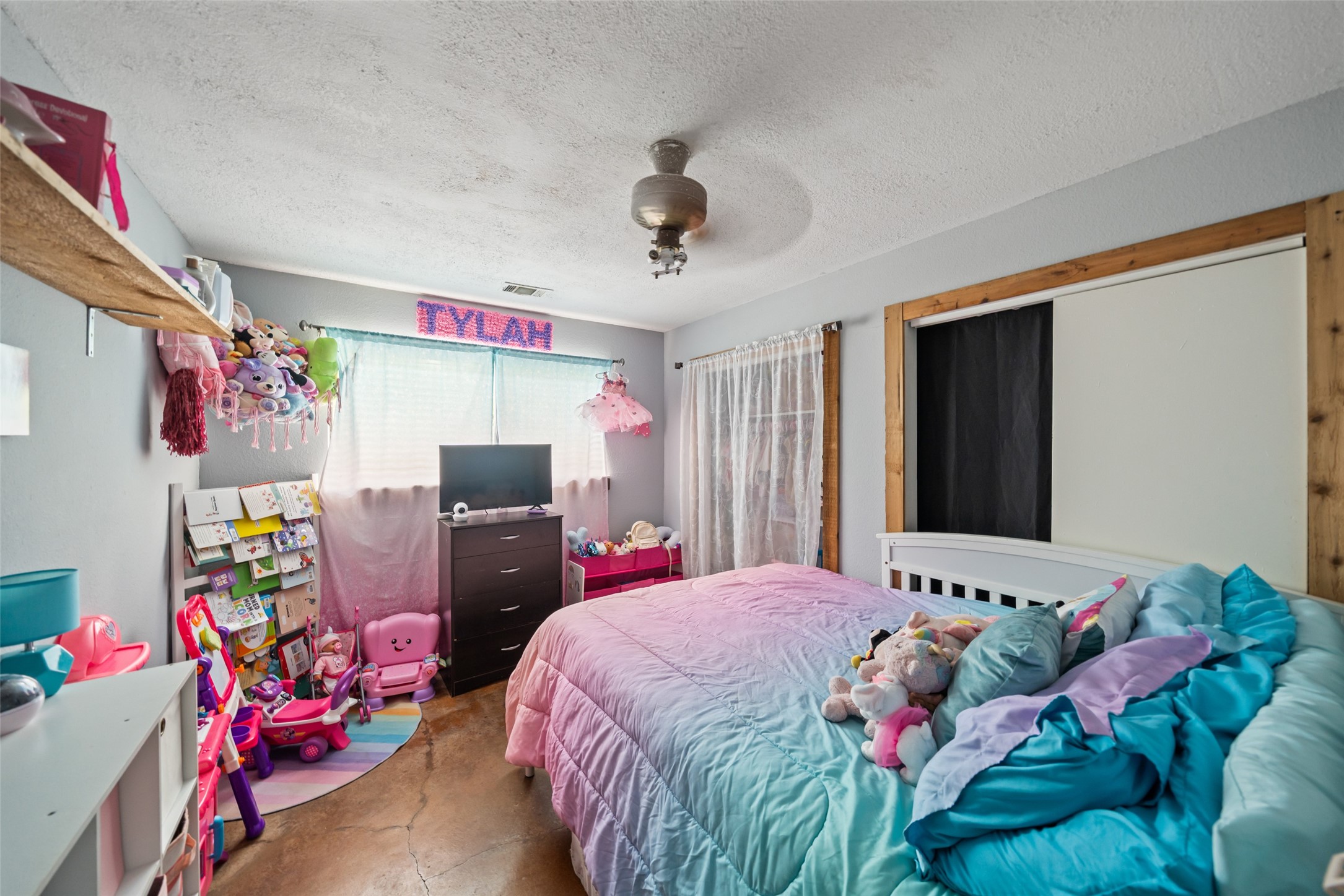 154 Pin Oak Drive Angleton, TX 77515 - Photo 13 of 27