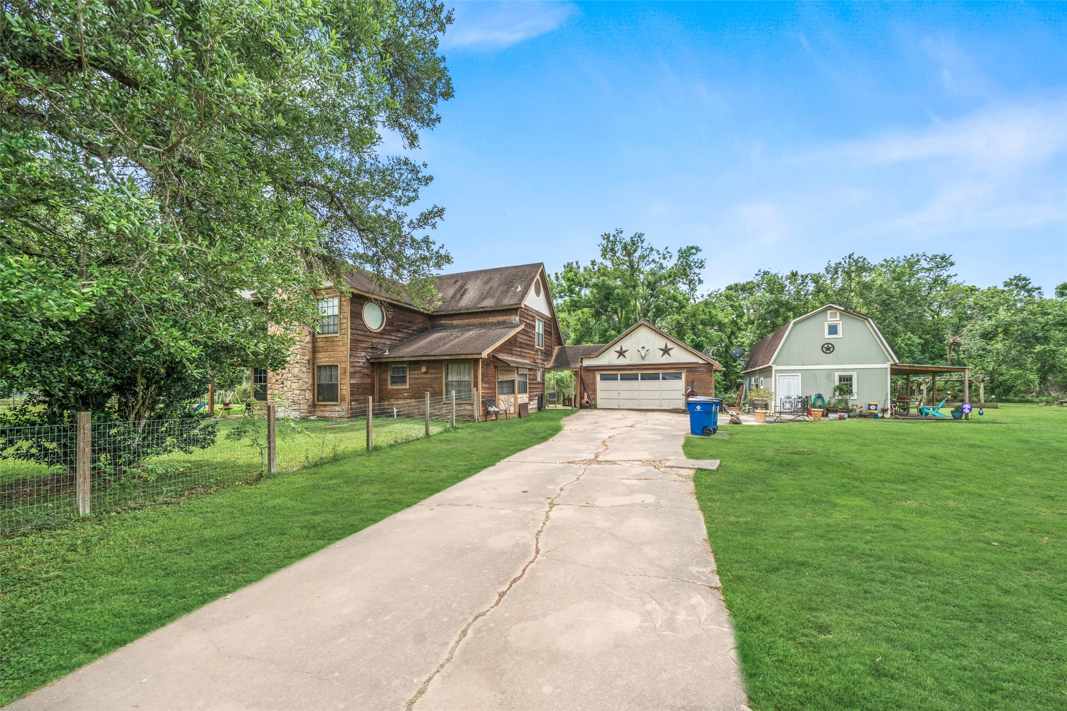 154 Pin Oak Drive Angleton, TX 77515 - Photo 2 of 27