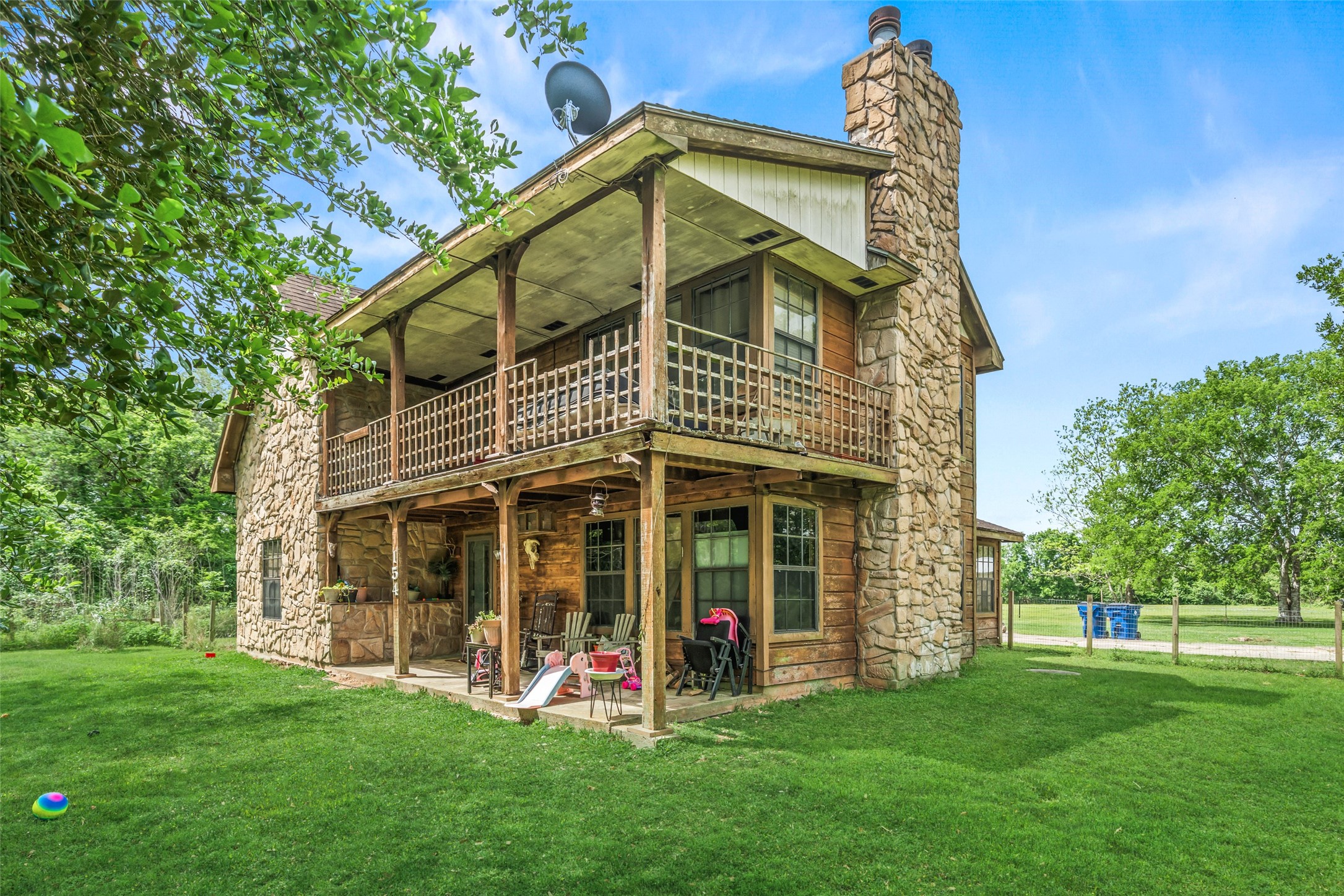 154 Pin Oak Drive Angleton, TX 77515 - Photo 4 of 27