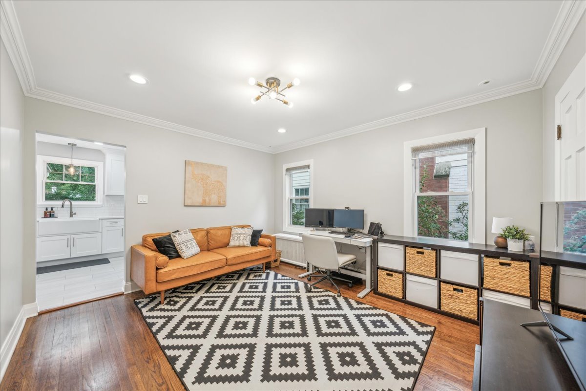 212 E Road Glen Ellyn, IL 60137 - Photo 17 of 42 a living room with furniture and a rug
