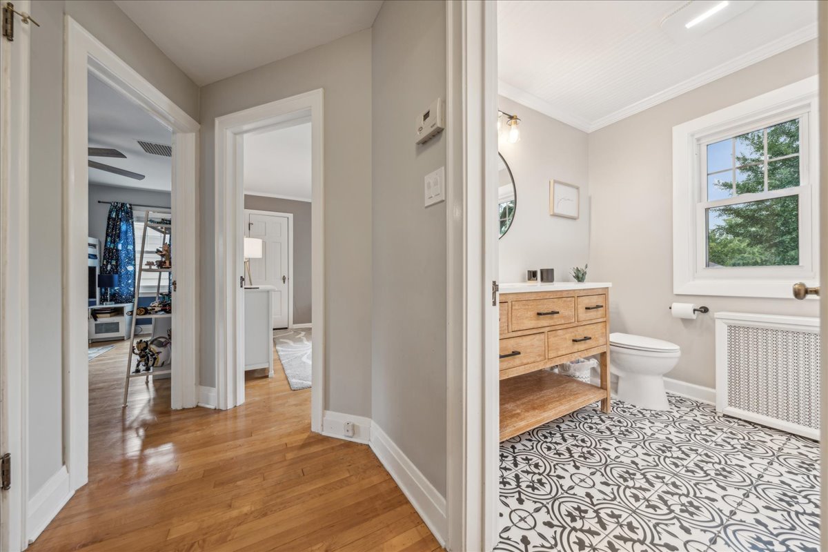 212 E Road Glen Ellyn, IL 60137 - Photo 23 of 42 a bathroom with a toilet sink a shower and a mirror