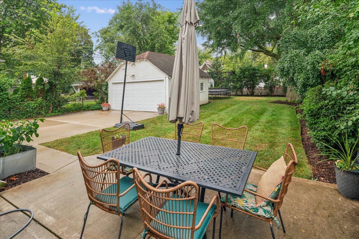 212 E Road Glen Ellyn, IL 60137 - Photo 36 of 42 a patio with table and chairs