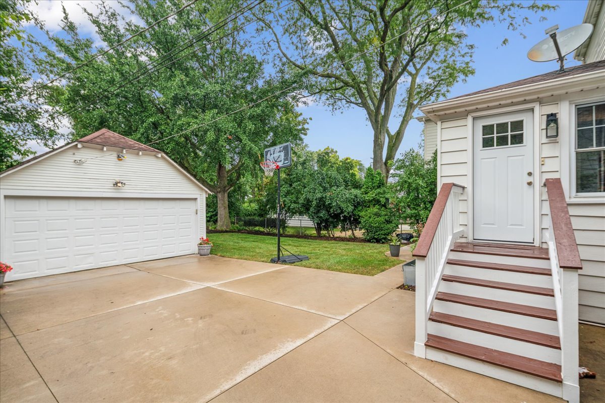 212 E Road Glen Ellyn, IL 60137 - Photo 38 of 42 a view of a house with a yard and large tree