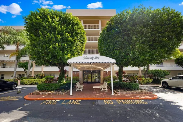 $2,450 | 3850 Oaks Clubhouse Drive, Unit 504, Pompano Beach, FL 33069