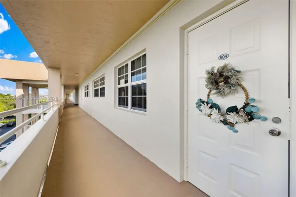 $2,450 | 3850 Oaks Clubhouse Drive, Unit 504, Pompano Beach, FL 33069