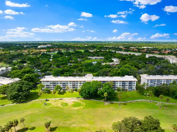 $2,450 | 3850 Oaks Clubhouse Drive, Unit 504, Pompano Beach, FL 33069