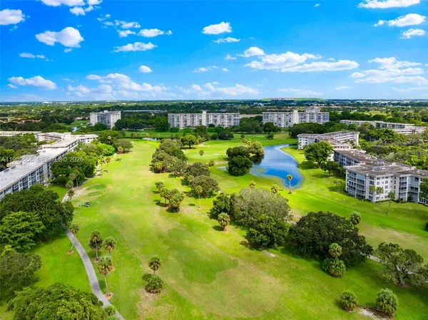 $2,450 | 3850 Oaks Clubhouse Drive, Unit 504, Pompano Beach, FL 33069