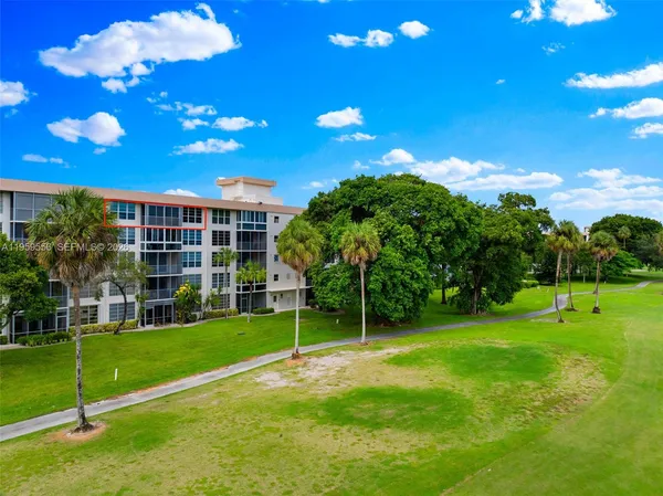$2,450 | 3850 Oaks Clubhouse Drive, Unit 504, Pompano Beach, FL 33069