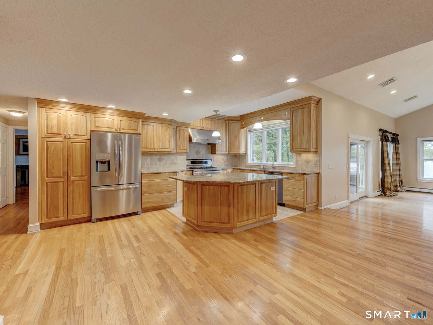 501 Highland Street Wethersfield, CT 06109 - Photo 4 of 38