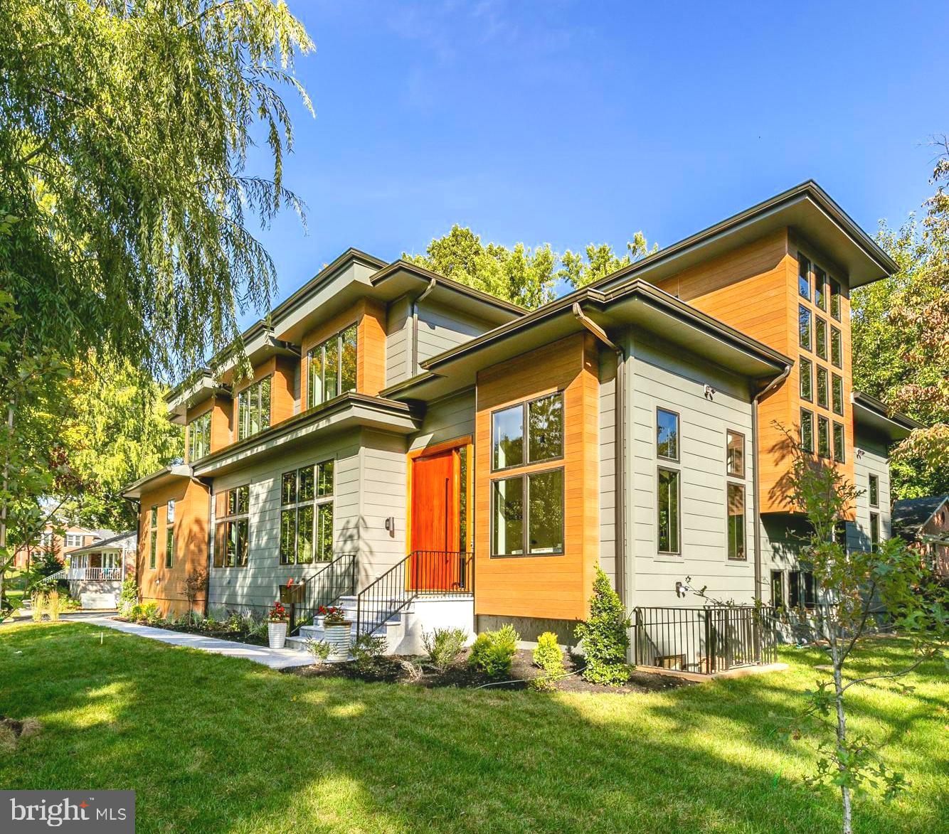 6160 Hardy Drive McLean, VA 22101 - Photo 34 of 41 a view of a house with a yard and sitting area