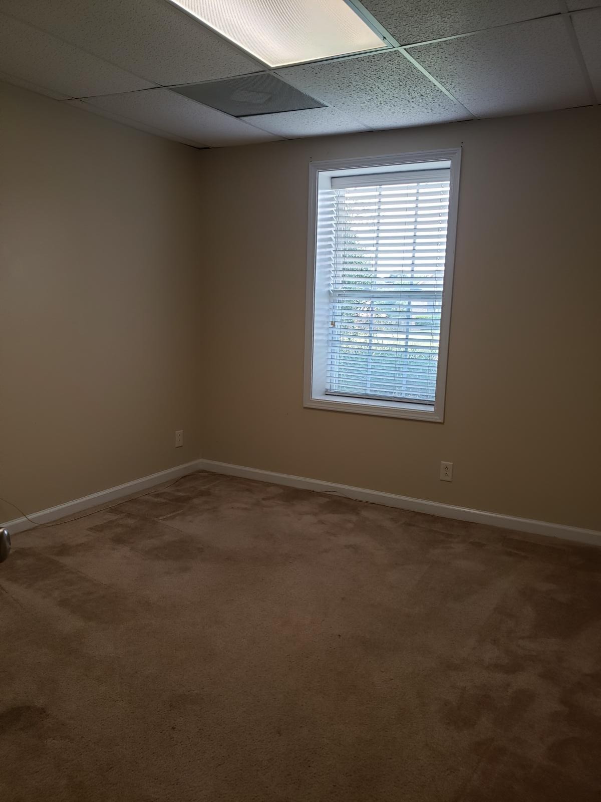 220 Cheshire Road Clarksville, TN 37043 - Photo 13 of 17 an empty room with a window