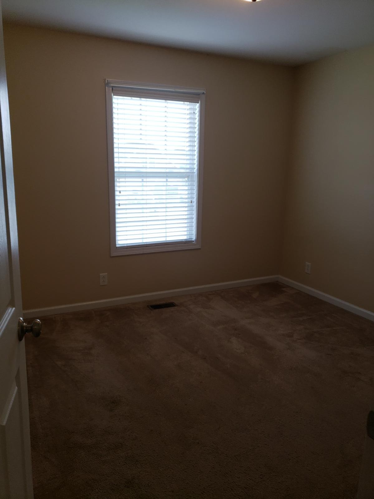 220 Cheshire Road Clarksville, TN 37043 - Photo 10 of 17 an empty room with a window