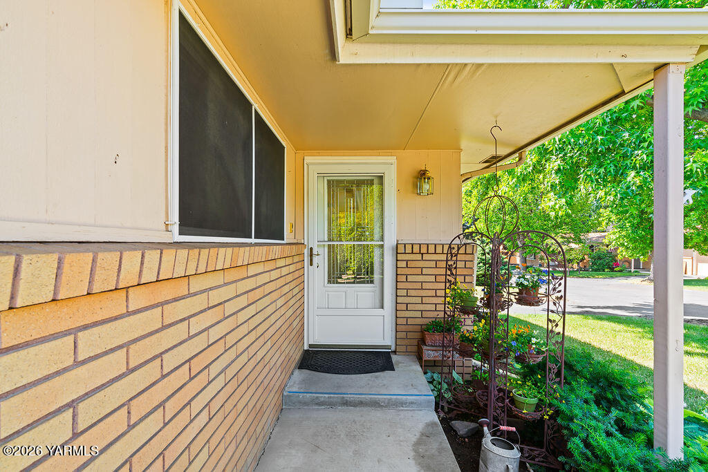 7610 Summitview Avenue, Unit 11 Yakima, WA 98908 - Photo 3 of 20 a view of a porch